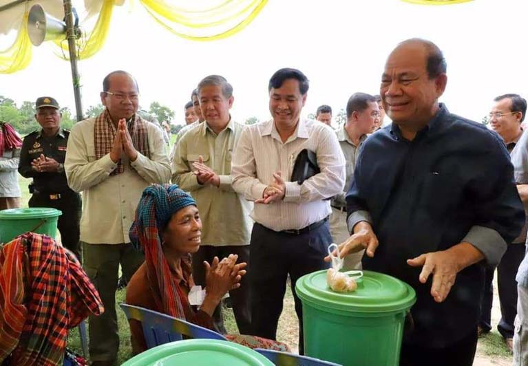 លោក​បណិ្ឌត​សភាចារ្យ​អ៊ុក រ៉ាប៊ុន​ចុះ​ចែក​អំណោយ​ជូន​ប្រជាពលរដ្ឋ​ដែល​រងគ្រោះ​ជំនន់​ទឹកភ្លៀង​៣០០​គ្រួសារ​