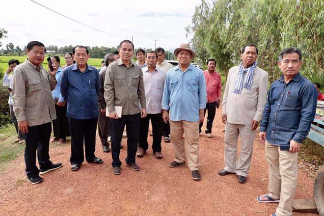 ឯកឧត្តម​បណ្ឌិត​សភា​ចារ្យ អ៊ុក រ៉ាប៊ុន​ចុះ​ត្រួតពិនិត្យ​ជួសជុល​ផ្លូវ​ដែល​រងគ្រោះ​ដោយ​ជំនន់​ទឹកភ្លៀង​