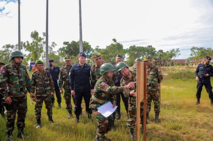 លោក​វរសេនីយ៍ឯក សៀ ទីន សម្តែង​ការអបអរសាទរ​ចំពោះ សិក្ខាកាម​វគ្គ​បណ្តុះបណ្តាល​យោធា​ចារ្យ ជំនាញ​បាញ់​អាវុធខ្លី នៅ​សាលា​នាយទាហាន​សកម្ម​!