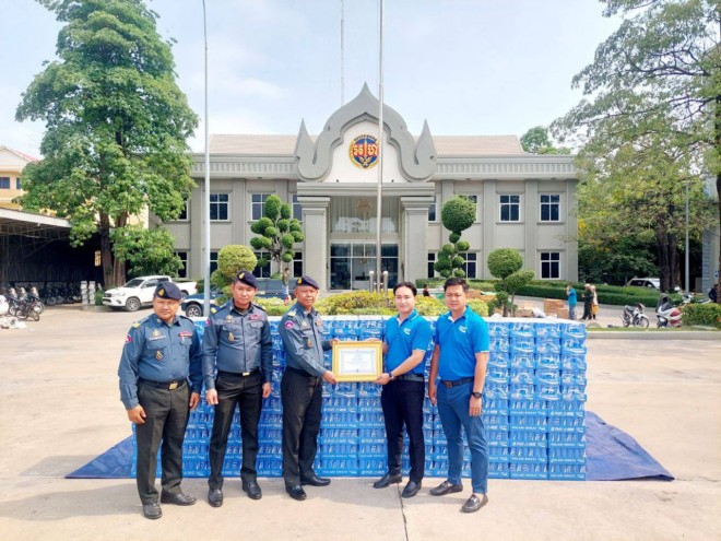 ​អាវុធហត្ថ​រាជធានី​ភ្នំពេញ សម្តែង​នូវ​ការ​ថ្លែងអំណរគុណ​ចំពោះ ក្រុមហ៊ុន ប៉ូ​ការី ស្វេត កម្ពុជា​!