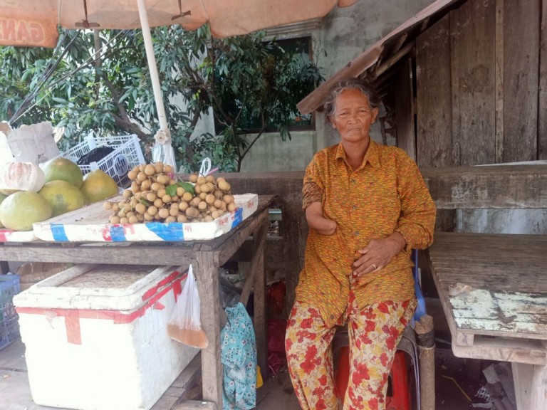 ស្ត្រី​ពិការ​ដៃ​ម្ខាង​អំពាវនាវ​សុំ​សប្បុរសជន​ជួយ​ជា​ថវិកា​ដើម្បី​បន្ត​លក់​ផ្លែឈើ​ទៀត​